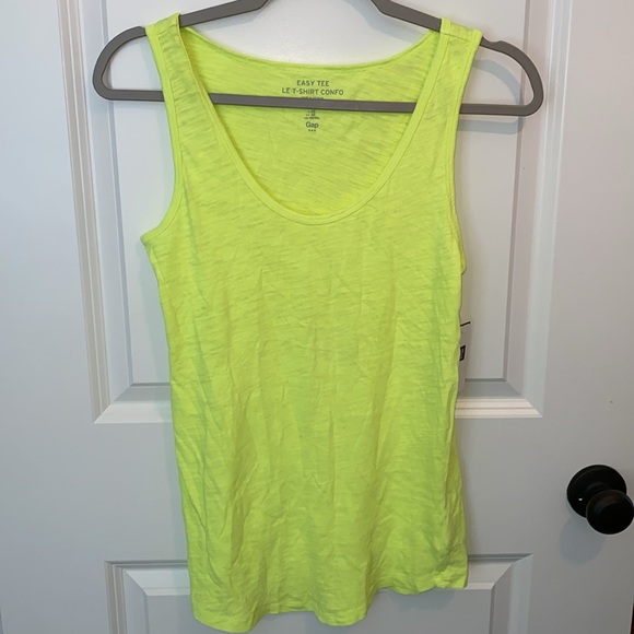 GAP -LOT (3) V-Neck Tee & Tanks - Picture 2 of 7